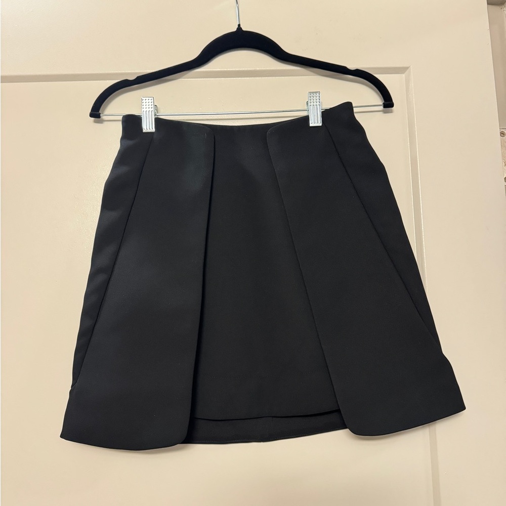 Cameo : black skirt